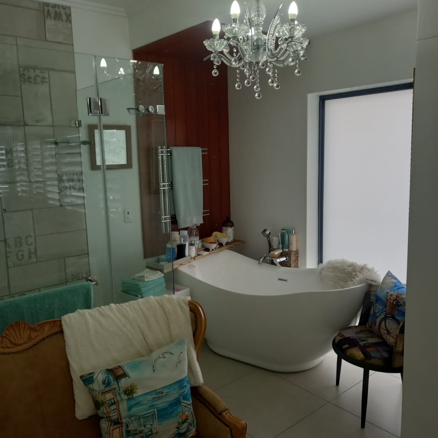 4 Bedroom Property for Sale in Menkenkop Western Cape